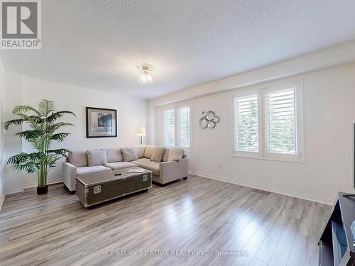 16 Stiles Avenue, Aurora, ON - Indoor Photo Showing Living Room