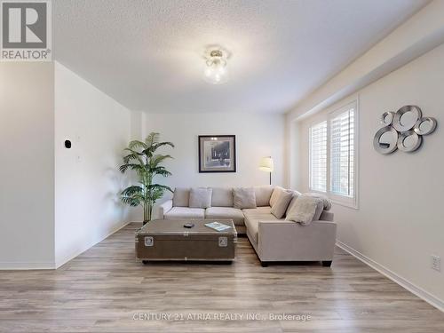 16 Stiles Avenue, Aurora, ON - Indoor Photo Showing Living Room