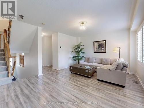 16 Stiles Avenue, Aurora, ON - Indoor Photo Showing Living Room