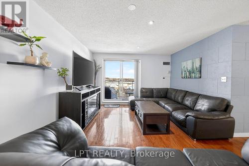 Ph06 - 51 Baffin Court, Richmond Hill, ON - Indoor Photo Showing Living Room