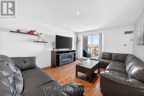 Ph06 - 51 Baffin Court, Richmond Hill, ON - Indoor Photo Showing Living Room