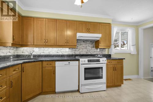 6 Court Lane, London East (East O), ON - Indoor Photo Showing Kitchen