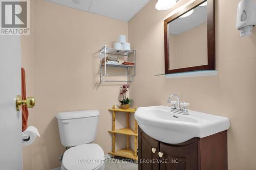 6 Court Lane, London East (East O), ON - Indoor Photo Showing Bathroom