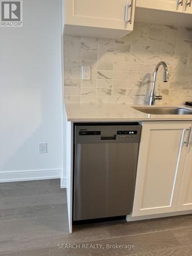 S/S dishwasher - 809 - 705 Davis Drive, Newmarket, ON - Indoor Photo Showing Kitchen
