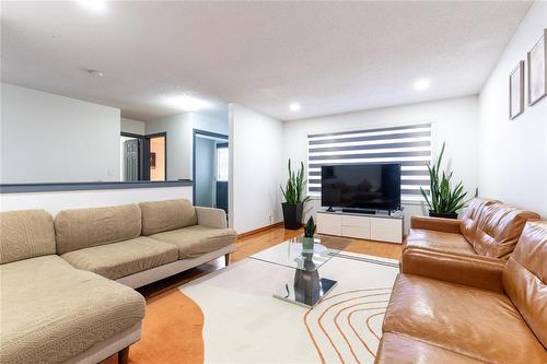 22 Haddon Road, Winnipeg, MB - Indoor Photo Showing Living Room