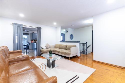22 Haddon Road, Winnipeg, MB - Indoor Photo Showing Living Room