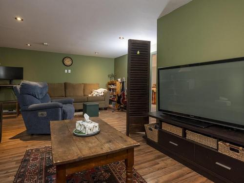 522 Redwood Avenue W, Thunder Bay, ON - Indoor Photo Showing Living Room