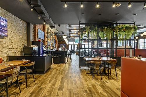 Commerce - 86 Av. De La Gare, Saint-Sauveur, QC - Indoor