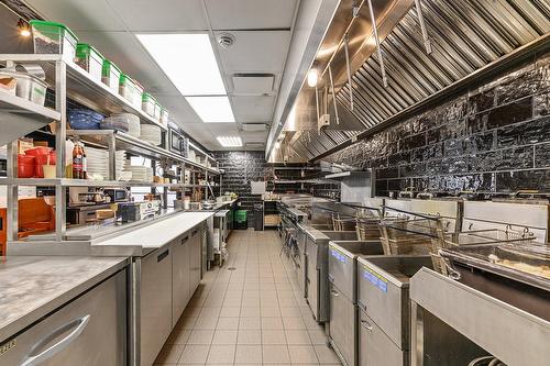 Commerce - 86 Av. De La Gare, Saint-Sauveur, QC - Indoor Photo Showing Kitchen