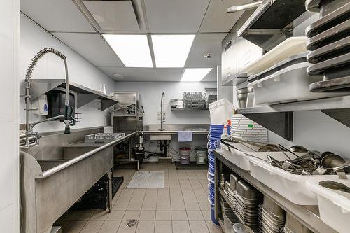 Commerce - 86 Av. De La Gare, Saint-Sauveur, QC - Indoor Photo Showing Kitchen