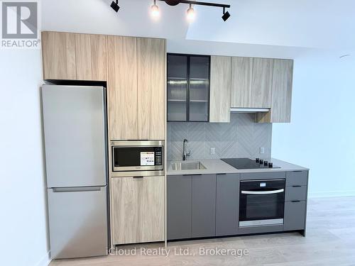 808 - 1037 The Queensway, Toronto, ON - Indoor Photo Showing Kitchen
