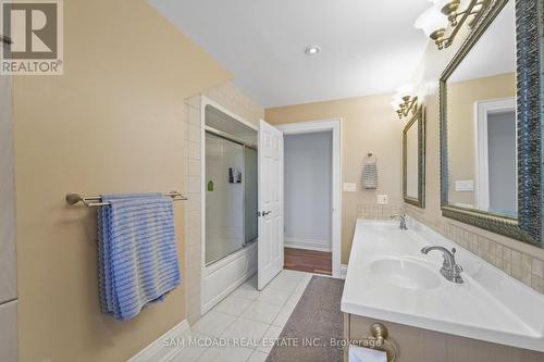 5431 Appleby Line, Burlington, ON - Indoor Photo Showing Bathroom