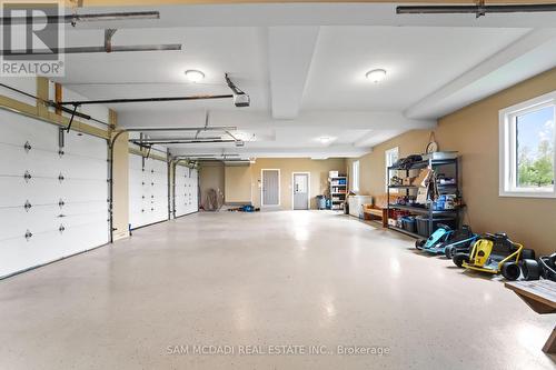 5431 Appleby Line, Burlington, ON - Indoor Photo Showing Garage