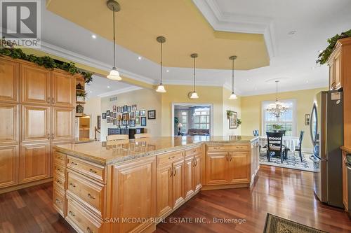 5431 Appleby Line, Burlington, ON - Indoor Photo Showing Kitchen With Upgraded Kitchen