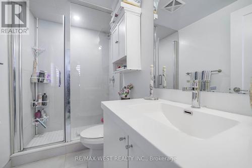 914 - 2550 Simcoe Street N, Oshawa, ON - Indoor Photo Showing Bathroom