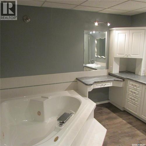 11 Watts Bay, Regina, SK - Indoor Photo Showing Bathroom