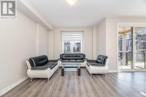 113 - 10 Birmingham Drive, Cambridge, ON - Indoor Photo Showing Living Room