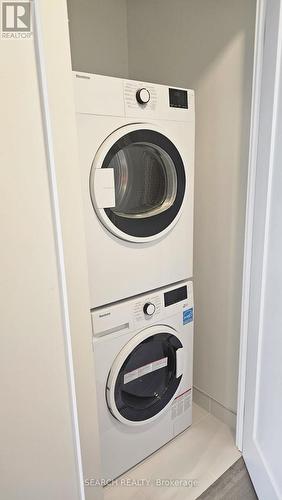 3209 - 5105 Hurontario Street, Mississauga, ON - Indoor Photo Showing Laundry Room