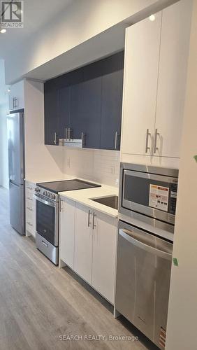 3209 - 5105 Hurontario Street, Mississauga, ON - Indoor Photo Showing Kitchen