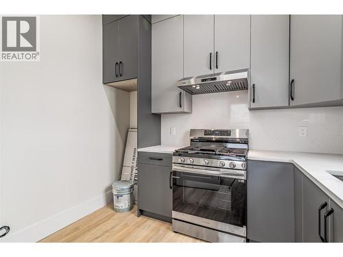 1136 Hume Avenue, Kelowna, BC - Indoor Photo Showing Kitchen