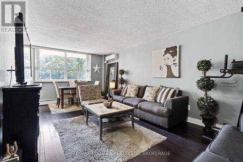 205 - 6390 Huggins Street, Niagara Falls (Stamford), ON - Indoor Photo Showing Living Room