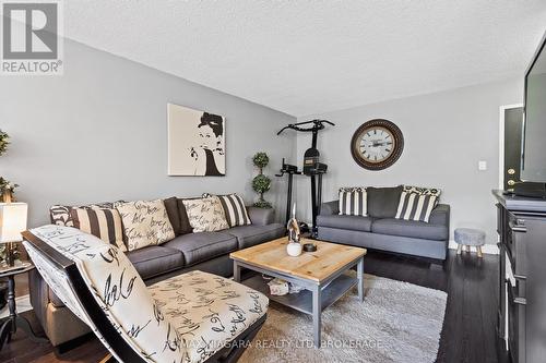 205 - 6390 Huggins Street, Niagara Falls (Stamford), ON - Indoor Photo Showing Living Room