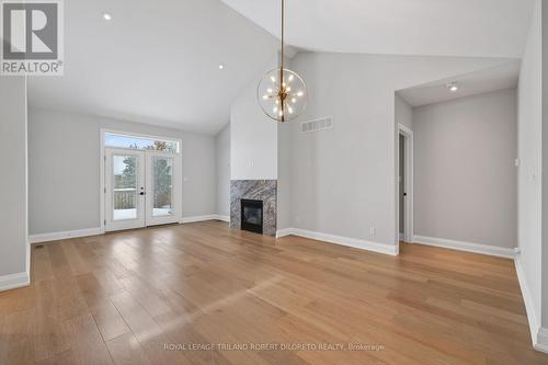 302 - 5 Wood Haven Drive, Tillsonburg, ON - Indoor Photo Showing Living Room With Fireplace