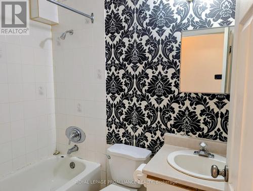 204 - 328 Aylmer Street N, Peterborough (Town Ward 3), ON - Indoor Photo Showing Bathroom