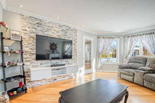 Living room - 6 Rue Des Hirondelles, Saint-Jean-Sur-Richelieu, QC - Indoor Photo Showing Living Room