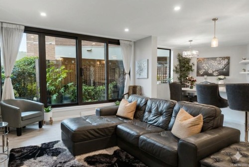 107-225 Belleville St, Victoria, BC - Indoor Photo Showing Living Room