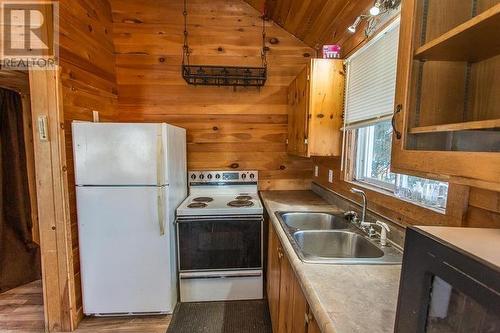 Shaw Rd|#4, Algoma, Unorganized, North Part, ON - Indoor Photo Showing Kitchen With Double Sink