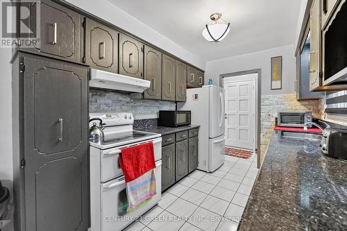 6186 Delta Drive, Niagara Falls, ON - Indoor Photo Showing Kitchen
