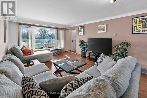 6186 Delta Drive, Niagara Falls, ON - Indoor Photo Showing Living Room