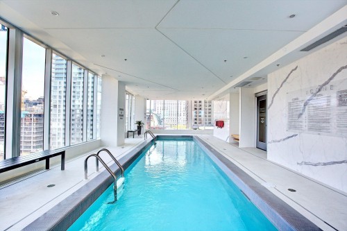 Piscine - 603-1155 Rue De La Montagne, Montréal (Ville-Marie), QC - Indoor Photo Showing Other Room With In Ground Pool