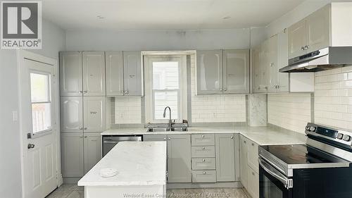 516 Oak, Windsor, ON - Indoor Photo Showing Kitchen With Double Sink With Upgraded Kitchen