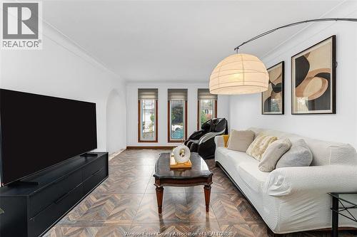10615 Keating Crescent, Windsor, ON - Indoor Photo Showing Living Room
