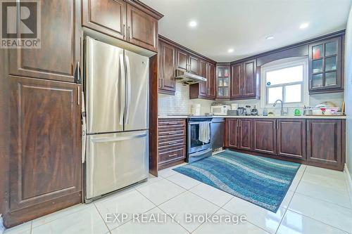 7 Hollyhedge Court, Brampton, ON - Indoor Photo Showing Kitchen