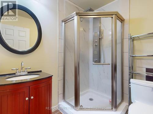 247 Knapton Drive, Newmarket, ON - Indoor Photo Showing Bathroom