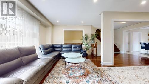 247 Knapton Drive, Newmarket, ON - Indoor Photo Showing Living Room