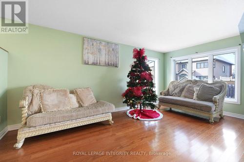 901 Ashenvale Way, Ottawa, ON - Indoor Photo Showing Living Room