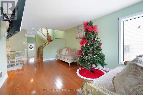 901 Ashenvale Way, Ottawa, ON - Indoor Photo Showing Living Room