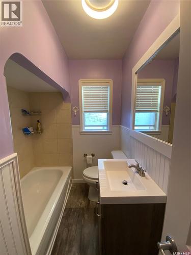 100 Third Avenue N, Yorkton, SK - Indoor Photo Showing Bathroom