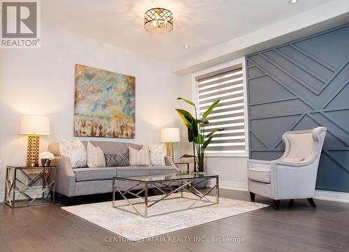 26 Murray Leonard Lane, East Gwillimbury, ON - Indoor Photo Showing Living Room