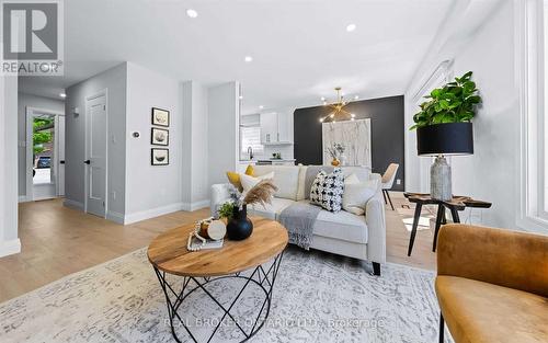 141 Cunningham Drive, New Tecumseth, ON - Indoor Photo Showing Living Room
