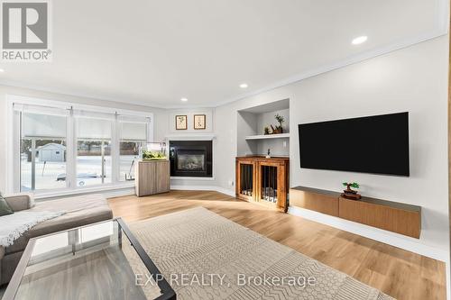 5051 Wellington Road S, London South (South Hh), ON - Indoor Photo Showing Living Room With Fireplace