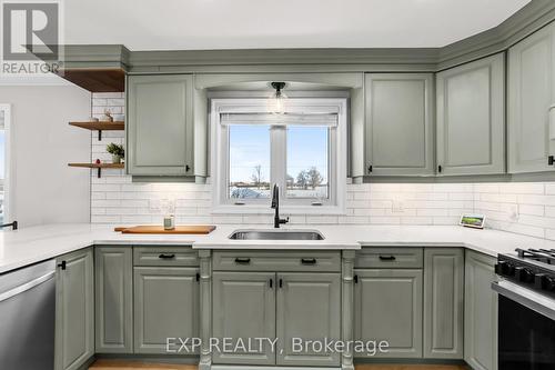 5051 Wellington Road S, London South (South Hh), ON - Indoor Photo Showing Kitchen With Upgraded Kitchen