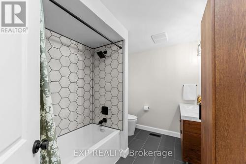 5051 Wellington Road S, London South (South Hh), ON - Indoor Photo Showing Bathroom