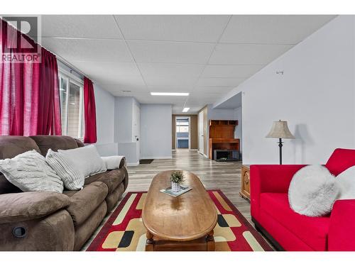 1572 Valleyview Drive, Cache Creek, BC - Indoor Photo Showing Living Room
