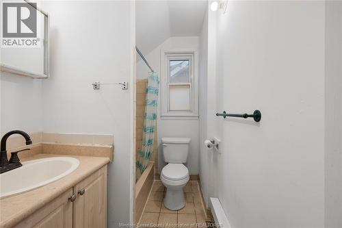 2224 Howard Avenue, Windsor, ON - Indoor Photo Showing Bathroom