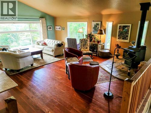 5855 Spencer Road, Grand Forks, BC - Indoor Photo Showing Living Room